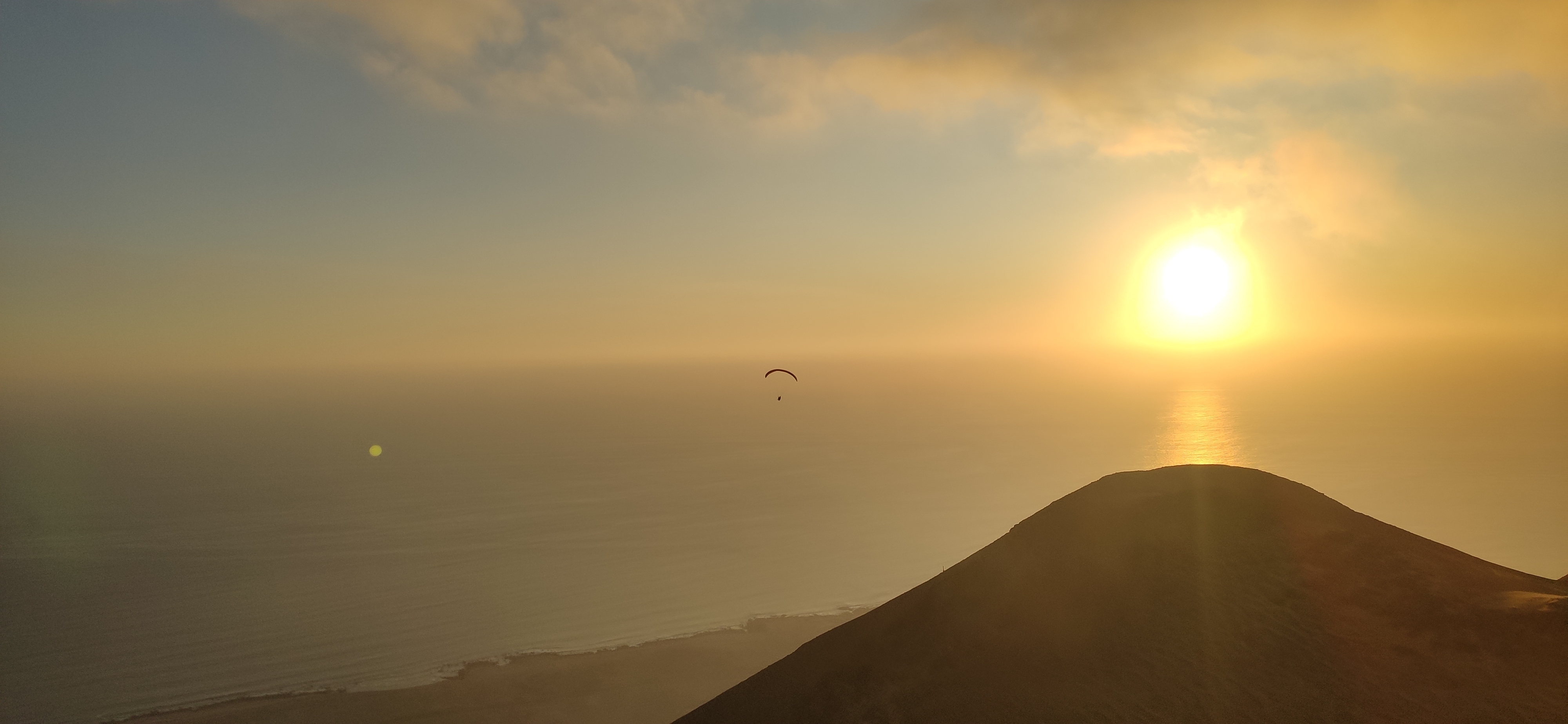 Parapente ao pôr do sol